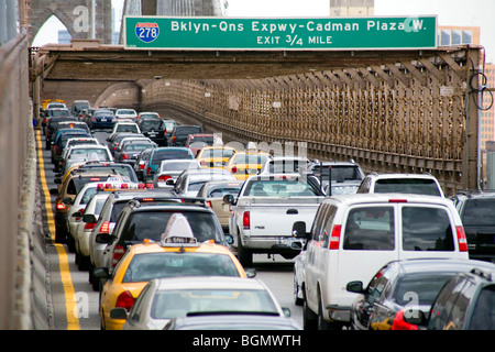 Verkehr auf der Brooklyn Bridge in New York. Stockfoto