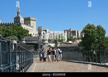 Touristen zu Fuß über die Pont Saint-Benezet (Sur Le Pont d'Avingnon), römische Brücke über den Fluss Rhone, Avignon, Frankreich Stockfoto
