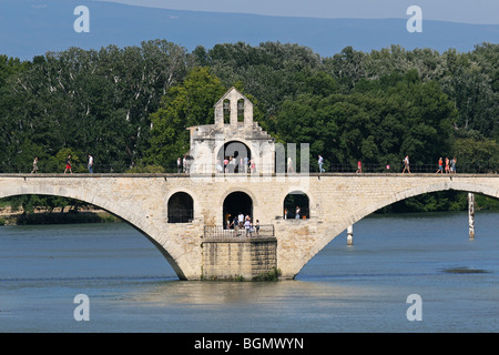 Touristen zu Fuß über die Pont Saint-Benezet (Sur Le Pont d'Avingnon), römische Brücke über den Fluss Rhone, Avignon, Frankreich Stockfoto