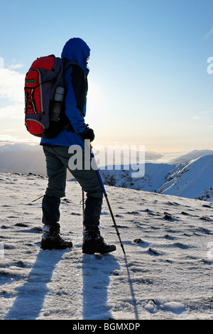 Wanderer auf dem Gipfel des Meall Na Teanga (917m) nach Südwesten. Lochaber, Highland, Schottland, Großbritannien. Stockfoto