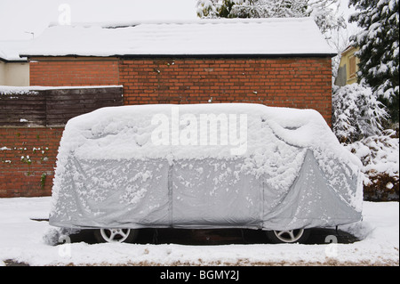 VW Campingbus mit Schutzabdeckung verschneiten bei Newport South Wales UK Stockfoto