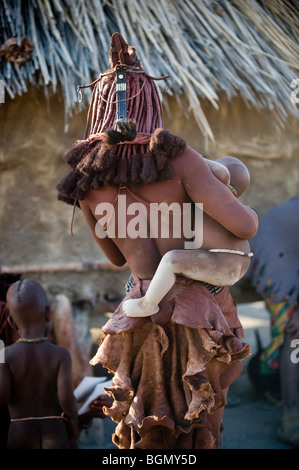 Himba Frau mit Baby in North West Namibia Stockfoto