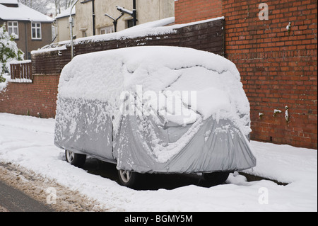 VW Campingbus mit Schutzabdeckung verschneiten bei Newport South Wales UK Stockfoto