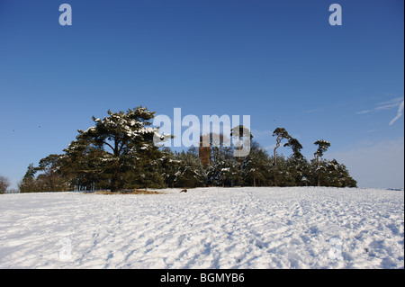 Schnee Landschaft szenischen Bereich Winter Weihnachten Hügel weißes Eis kalten blauen Himmel Bäume Fußabdrücke englische Torheit Turm faringdon Stockfoto