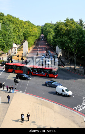 London rot "bendy Bus' am Hyde Park Corner und Constitution Hill, UK. Stockfoto