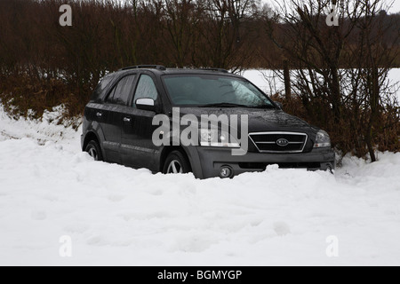 Ein 4 x 4 Geländewagen in einer Schneeverwehung aufgegeben Stockfoto