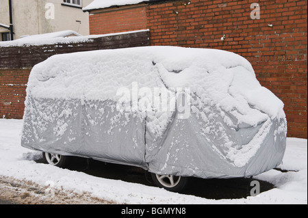 VW Campingbus mit Schutzabdeckung verschneiten bei Newport South Wales UK Stockfoto