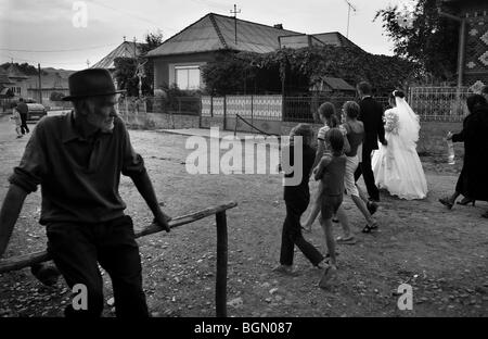 Ein Alter Mann ist gerade eine Hochzeit Prozession durch die Straßen, Bistrita gehen Stockfoto