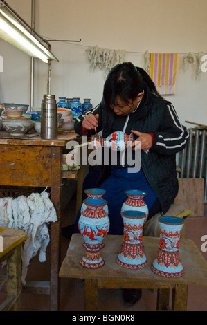 Handwerker, die die traditionellen Cloisonne Emaille Vasen Beijing China Stockfoto