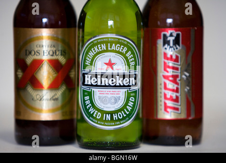 Tecate, Heineken und Dos Equis Bierflaschen. Stockfoto