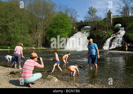 Familie mit Kindern beim Spielen im Fluss Amel in der Nähe der Wasserfälle von Coo, Stavelot, belgische Ardennen, Belgien Stockfoto