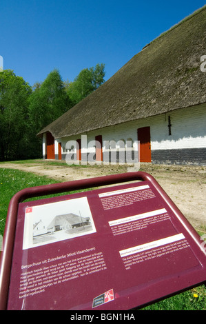 Traditionelle Scheune mit Reetdach in das Freilichtmuseum Bokrijk, Belgien Stockfoto