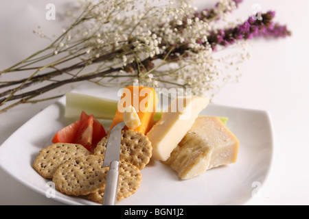 Auswahl von Käse und Gebäck auf einem Teller Stockfoto