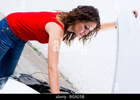 Frau als Mechaniker reparieren den Automotor Stockfoto