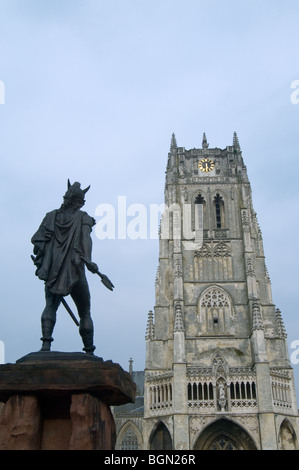 Basilika der Muttergottes / Onze-Lieve-Vrouwebasiliek und die Statue des Ambiorix, Fürst der Eburonen, Tongeren / Tongres, Belgien Stockfoto