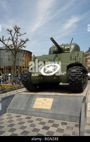Zweiter Weltkrieg amerikanische Weltkrieg zwei Sherman M4A3 Panzer am Ort General Mac Auliffe in Bastogne, belgische Ardennen, Belgien Stockfoto