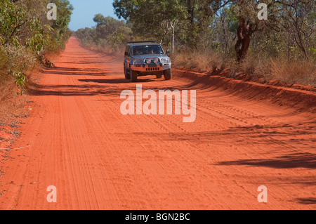 Fahrzeug mit Allradantrieb auf dem roten Boden einer unbefestigten Outback-Straße in der Nähe von Broome in Kimberley im Nordwesten von Western Australia Stockfoto