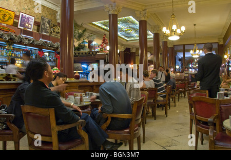 Menschen Essen im Cafe Tortoni in Buenos Aires, Argentinien Stockfoto