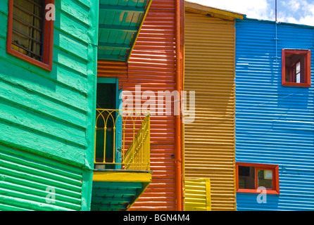 Bunten Gebäuden entlang der Fußgängerzone, La Caminto, in der Nähe von La Boca, Buenos Aires, Argentinien Stockfoto