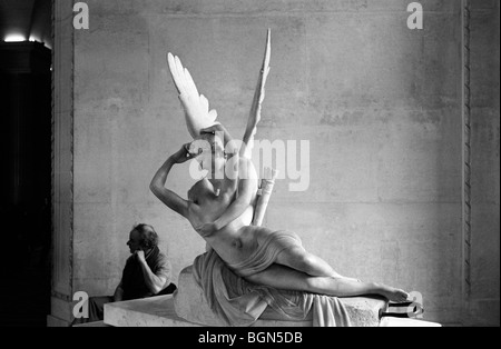 Canovas Marmorstatue von Amor und Psyche in einer Umarmung im Louvre in Paris Frankreich Stockfoto
