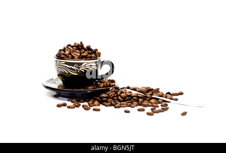 Tasse Kaffee, mit Kaffeebohnen isoliert auf weißem Hintergrund Stockfoto