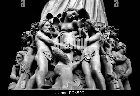 Adam und Eva Skulptur am Eingang zur Kathedrale Notre-Dame Paris Frankreich Stockfoto