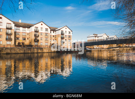 Fußgängerbrücke über den Fluß Nene in zentralen Peterborough, Cambridgeshire Stockfoto