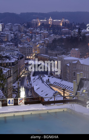 Die Stadt Karlovy Vary (Karlsbad) gesehen vom thermischen Sanatorium bei Nacht, Tschechische Republik, Europa Stockfoto