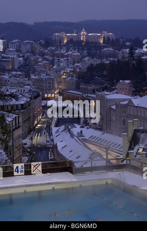 Die Stadt Karlovy Vary (Karlsbad) gesehen vom thermischen Sanatorium bei Nacht, Tschechische Republik, Europa Stockfoto