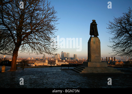 Frühere General Wolfe Statue im Greenwich Park, die Skyline von Canary Wharf, London, UK anzeigen Stockfoto