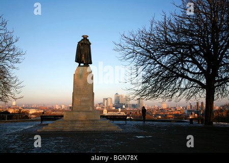 Frühere General Wolfe Statue im Greenwich Park, die Skyline von Canary Wharf, London, UK anzeigen Stockfoto