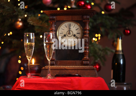 Silvester Silvester-Konzept mit Uhr und Champagner Stockfoto