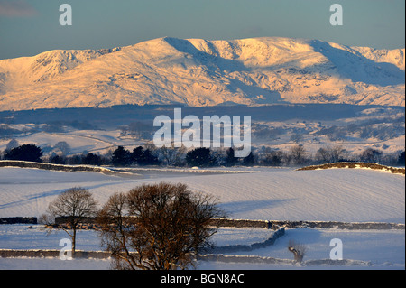 Coniston Fells von Kendal fiel im Winter. Kendal, Cumbria, England, Vereinigtes Königreich, Europa. Stockfoto