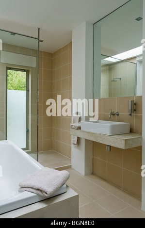 Badezimmer im Erdgeschoss mit Philippe Starck Sanitärkeramik Stockfoto
