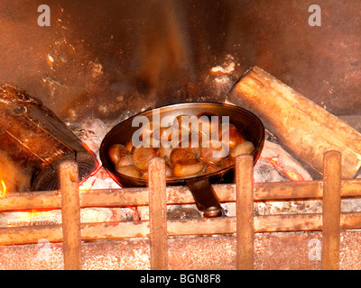 Kastanien am offenen Feuer kochen. Stockfoto