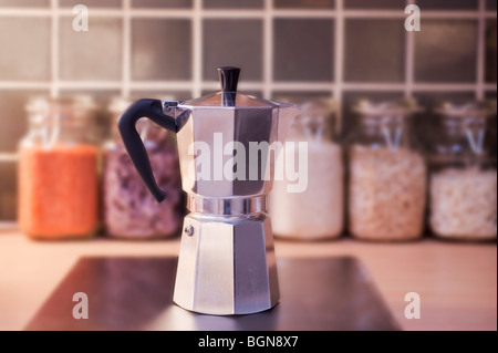 Traditionelle italienische Kaffeekanne auf Küchenarbeitsplatte Stockfoto