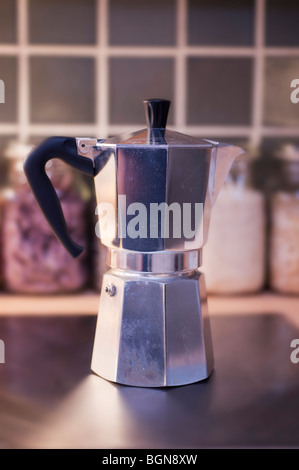 Traditionelle italienische Kaffeekanne auf Küchenarbeitsplatte Stockfoto
