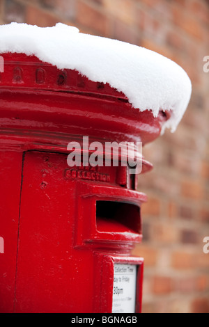 Eine traditionelle rote Säule Box schneebedeckt in Worcester, Großbritannien Stockfoto