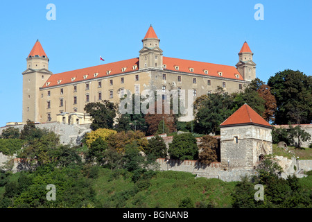 Der Bratislavaer Burg hoch über dem Fluss Donau, Slowakei Stockfoto