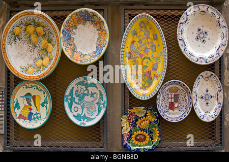 Bunte Mischung aus Keramik schmücken eine Ladenfront in Orvieto, Umbrien Stockfoto
