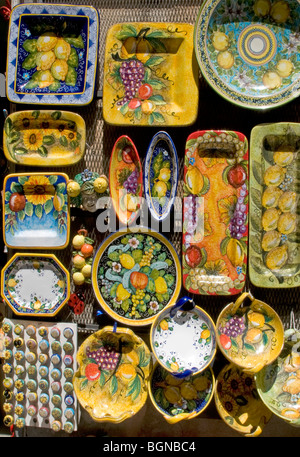 Bunte Mischung aus Keramik schmücken eine Ladenfront in Orvieto, Umbrien Stockfoto