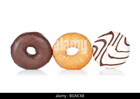 Drei leckere Donuts reflektiert auf weißem Hintergrund mit geringen Schärfentiefe Stockfoto