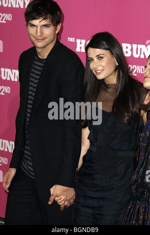 ASHTON KUTCHER DEMI MOORE THE HOUSE BUNNY PREMIERE WESTWOOD LOS ANGELES USA 20. August 2008 Stockfoto