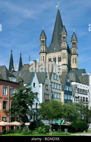 Die große Kirche Saint Martin / Gross St. Martin, eine romanische katholische Kirche in Köln, Deutschland Stockfoto