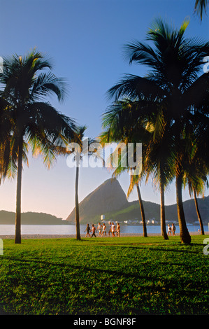 Menschen nehmen morgens joggen und spazieren Flamengo Beach in der Nähe von Sugar Loaf bei Sonnenaufgang in Rio De Janeiro Brasilien Stockfoto