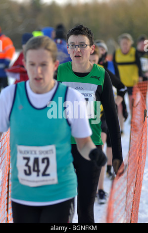 Frauen-Läufer in der Weiterverarbeitung Trichter am Ende des cross-country-Rennen im Schnee Stockfoto