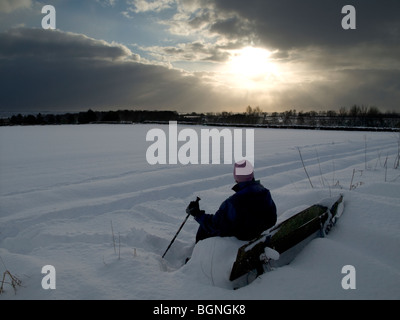 Einsamer Wanderer ruht im tiefen Schnee über Kirkbymoorside auf den North York Moors National Park Stockfoto