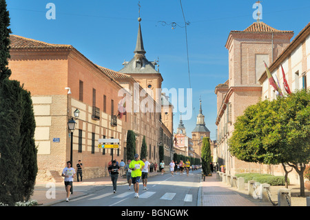 Läufer, die im Wettbewerb mit der Alcala 10k Marathon, Alcalá De Henares, Madrid Provinz, Spanien Stockfoto