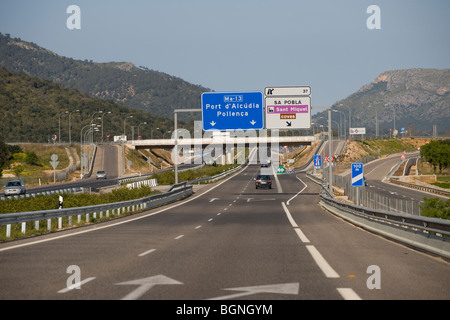 Treiber Augen-Blick auf Verkehr auf einer Straße in Mallorca, Mallorca, Spanien Stockfoto