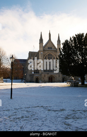 Die West-Höhe der Winchester Cathedral, umgeben von Schnee, Hampshire, England. Stockfoto